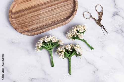 Foto Decorative artificial flowers for creativity and scissors