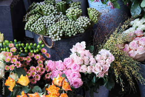 Colori primaverili: fiori all’esterno del negozio di un fiorista  photo
