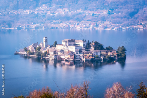 Fotografie island of orta san giulio, taken from the Sacro Monte; of glacial origin, is a little lake in northern italy, piedmont region, divided between the provinces of novara and verbania