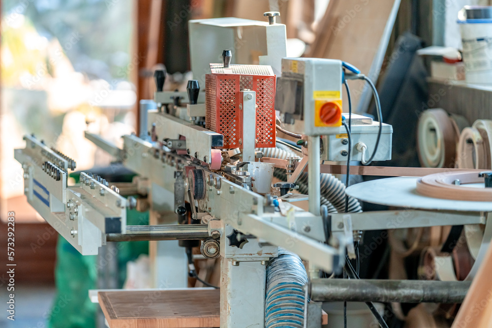 machine for adjusting the edge of a laminate board in carpentry machine for adjusting the edge of a laminate board in carpentry