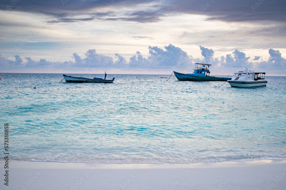 Obraz premium amazing sunset on the sea tropical beach