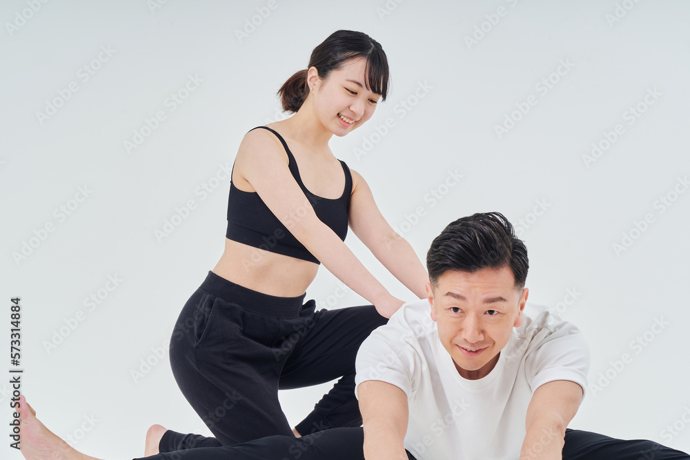 Fototapeta premium ストレッチ運動をする男女
