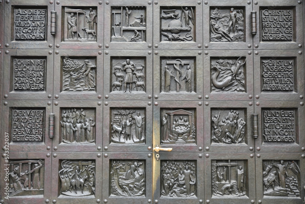 Portail en bronze de la cathédrale de Zurich. Suisse