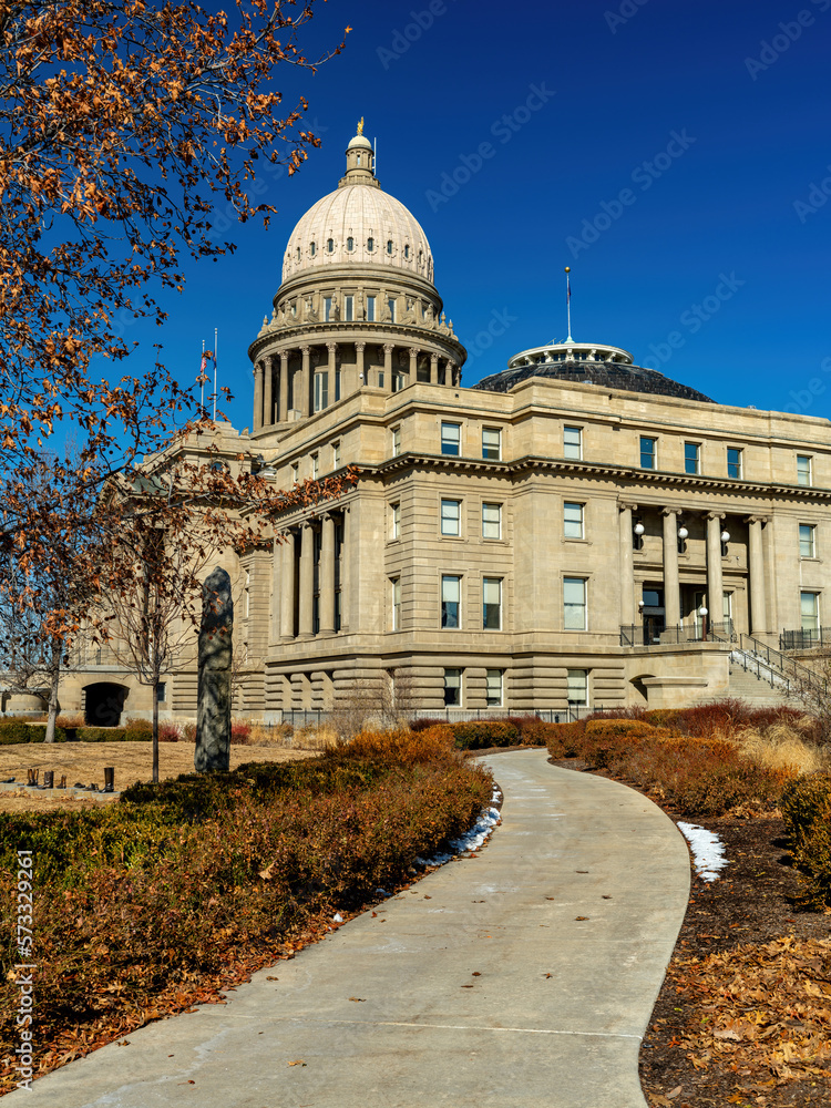 Obraz premium Winding sidewalk up to the Idaho State Capital