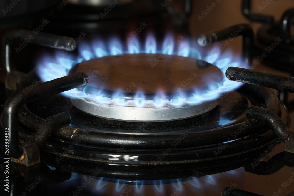 Płomień palący się gaz na kuchence gazowej.  - obrazy, fototapety, plakaty 