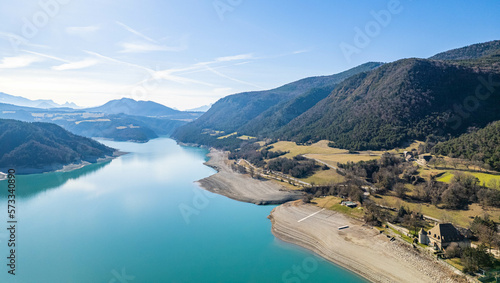 Fototapeta Naklejka Na Ścianę i Meble -  Une vue imprenable sur le lac de Monteynard