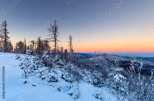 Wschód słońca w górach. Piękny widok. Zimowy krajobraz. Mroźny poranek w górach. Kolorowa panorama polskich gór Beskidów. Krajobrazy zimowe w Polsce. Tło natury. 