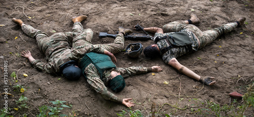Fotografi Wounded soldiers lie on the battlefield