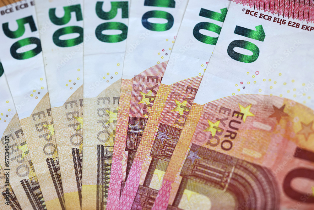 Plik banknotów euro przygotowanych na zakupy. Waluta.  - obrazy, fototapety, plakaty 