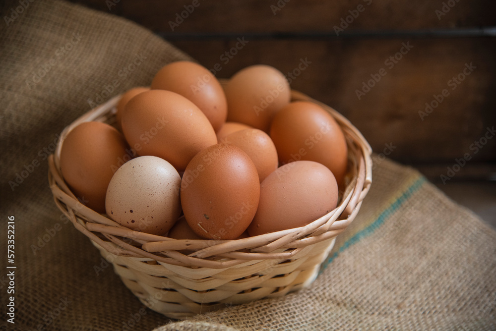 Grupo de huevos rosados en una canasta Grupo de huevos rosados en una canasta