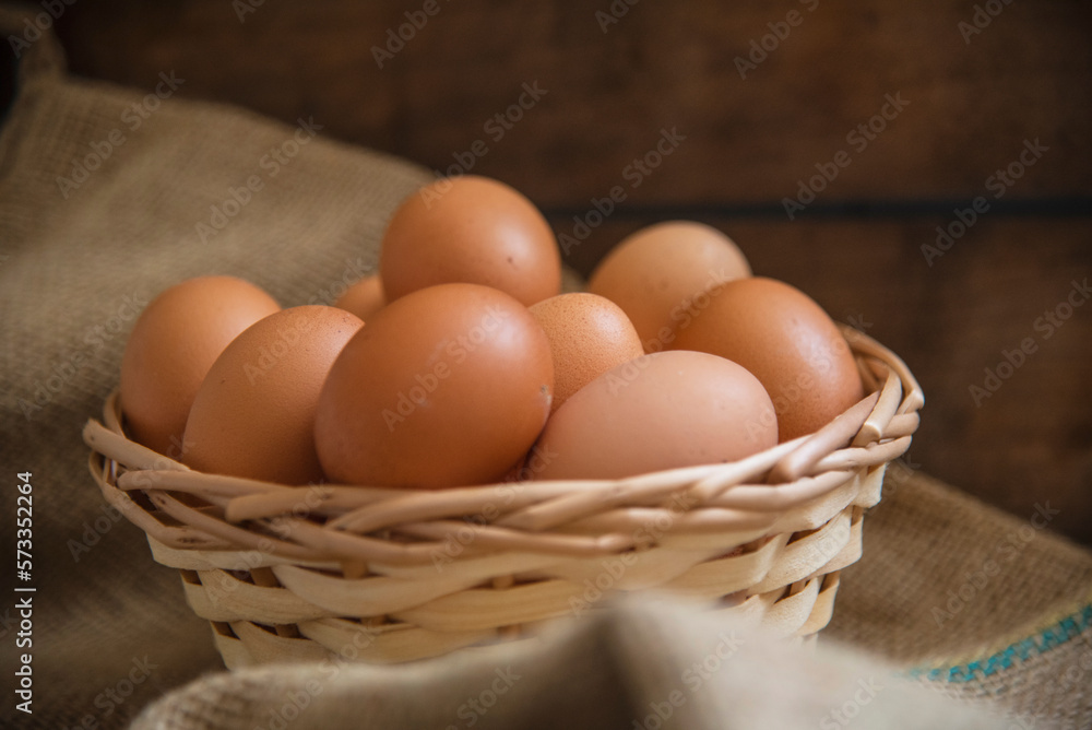 Grupo de huevos rosados en una canasta Grupo de huevos rosados en una canasta
