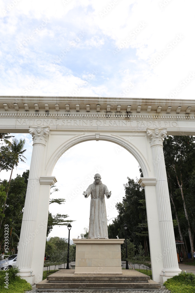 Fototapeta premium Padre Pio-Schrein in San Pedro, Santo Tomas, Provinz Batangas, Philippinen