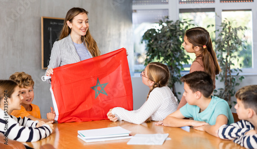 Teacher with flag of Morocco tells story of the emergence of the state