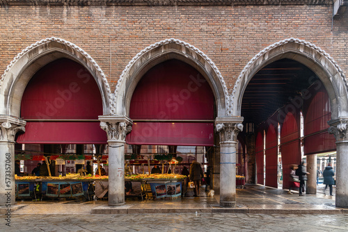 Konstfotografi Market scene with sellers and shoppers in the Mercato di Rialto, in Venice, Vene