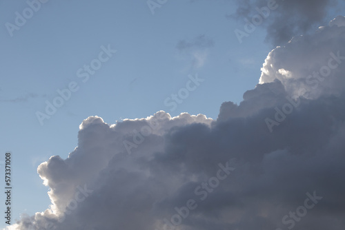 Foto border transition from good weather to bad bright edging cloud