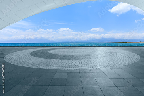Empty square floor with lake background © ABCDstock