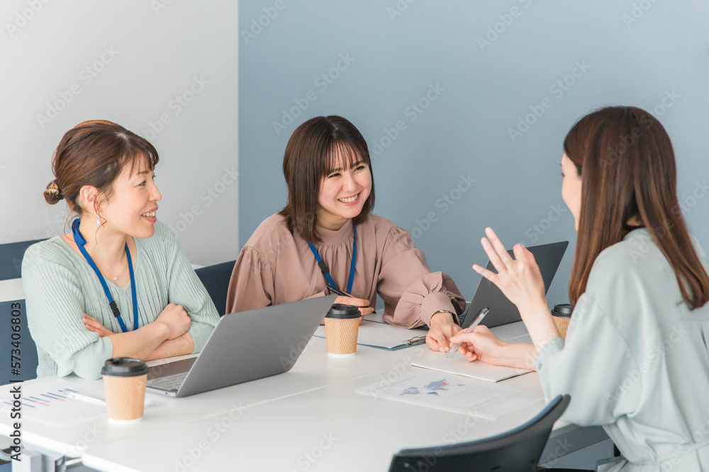 女性だけの会社でプロジェクト会議・打ち合わせ・ミーティングするビジネスウーマン（女性）
