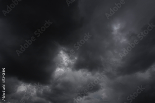 Tela Dramatic dark storm rain clouds black sky background