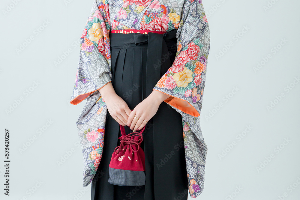 woman in red kimono dress  	袴と巾着（顔切り）