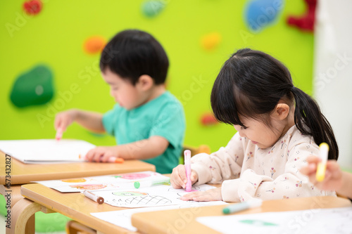 Cuadro en lienzo お絵かきをする子供たち