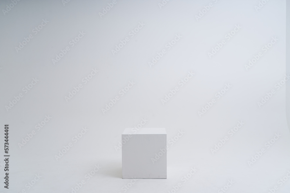 白い部屋に置いてある白い箱