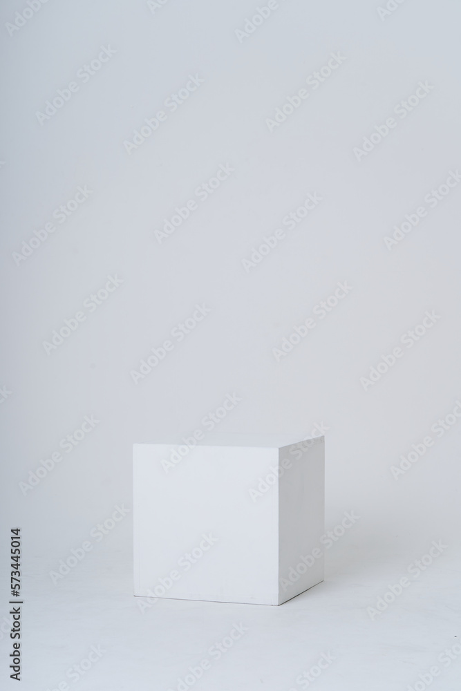 白い部屋に置いてある白い箱 白い部屋に置いてある白い箱