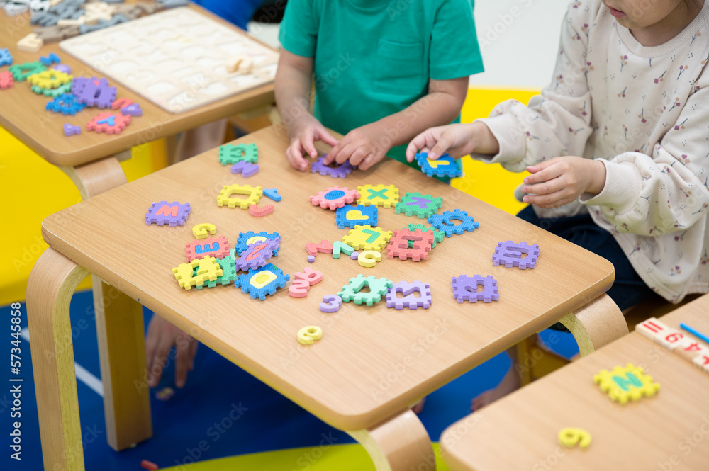 英語を楽しそうに学ぶ子供たちのイメージ 俯瞰アップ 顔なし 英語を楽しそうに学ぶ子供たちのイメージ 俯瞰アップ 顔なし