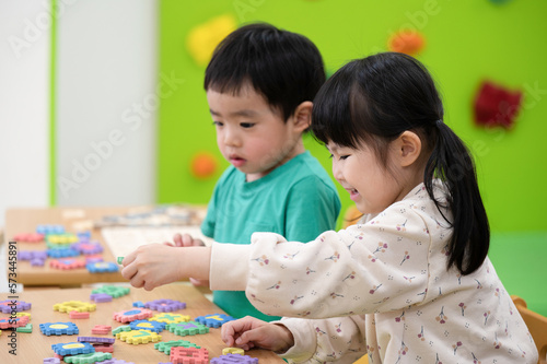 Fotografie 保育所や託児所、幼稚園などで過ごす子どもたち　英語の勉強