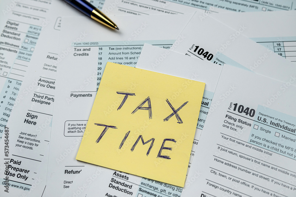 Obraz premium Sticker with text tax time on blank USA tax form 1040 2022