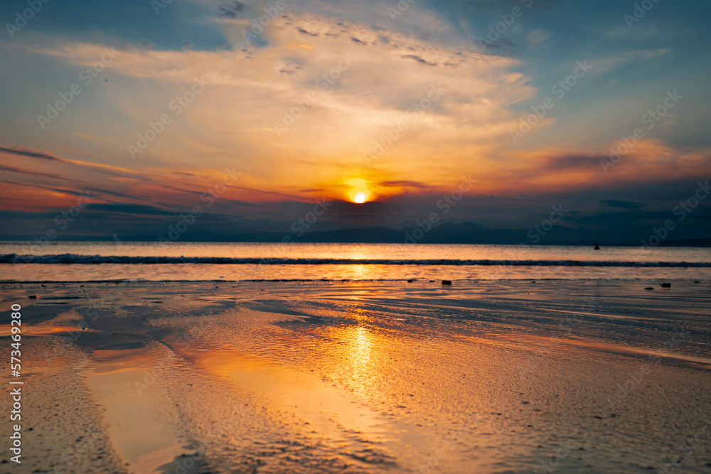 鵠沼海岸の夕陽、オレンジに染まる空と海