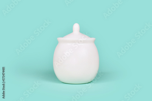 Fotografía White sugar bowl on mint green background
