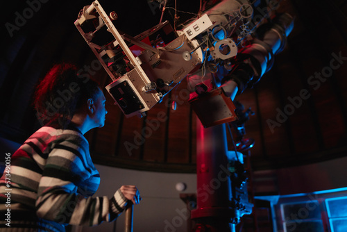 Foto Astronomer with a big astronomical telescope in observatory doing science research of space and celestial objects