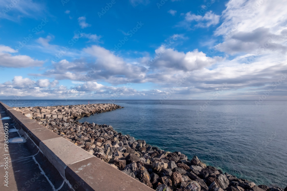 Felsblöcke als Wellenbrecher an der Atlantikküste in Santa Cruz auf Teneriffa