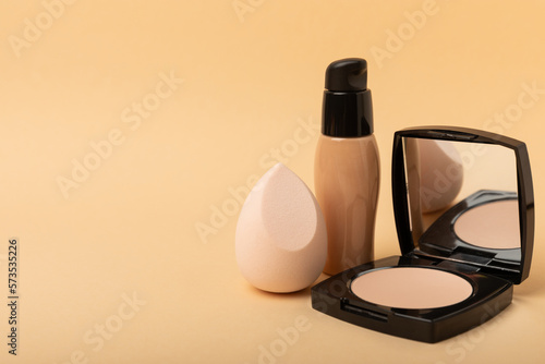 Foto Beauty blender for applying bb cream or concealer and cosmetics on a bright colored background