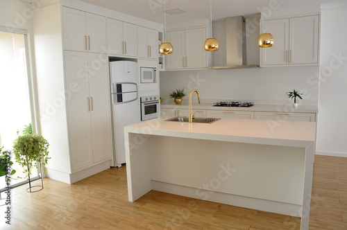 cozinha branca de quartzo linda luxuosa com detalhes dourados 