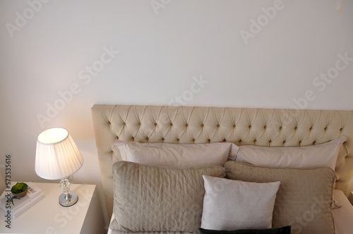 Fototapeta Naklejka Na Ścianę i Meble -  quarto com cama decorada com capitone minimalista, quarto luxuoso 