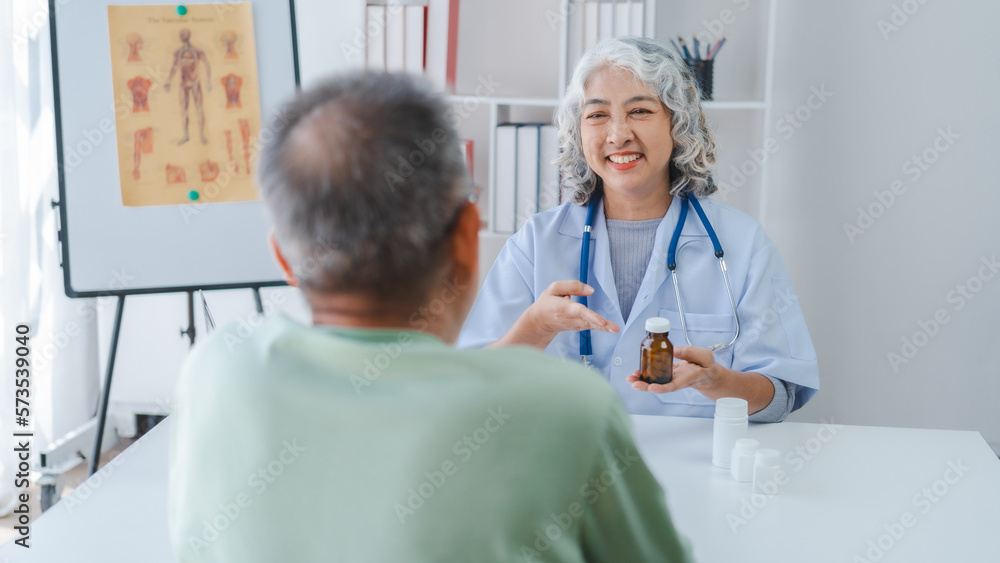 Obraz premium Elderly medical asian people with patient, Physical check-ups and encouragement for treatment of rheumatism and cancer The concept of health insurance for the elderly and health care