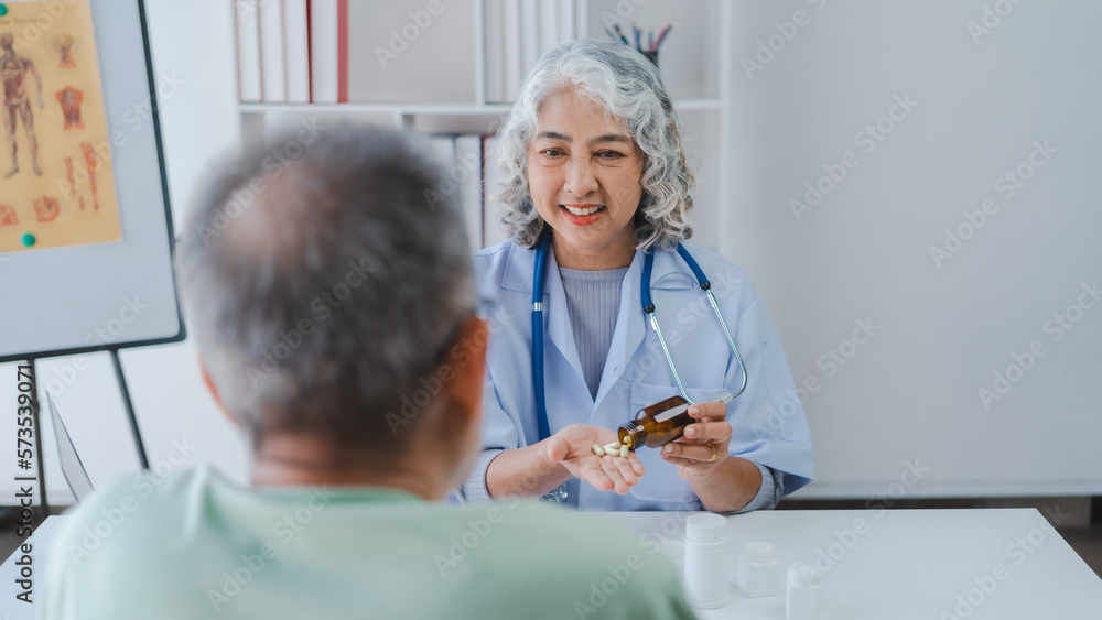 Obraz premium Elderly medical asian people with patient, Physical check-ups and encouragement for treatment of rheumatism and cancer The concept of health insurance for the elderly and health care