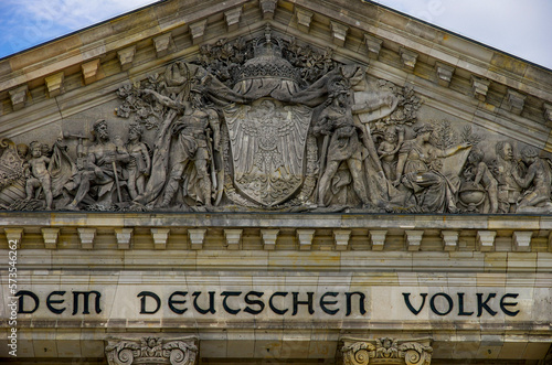 Dem Deutschen Volke, ehemaliges Reichstagsgebäude, Sitz des Deutschen Bundestages, des Parlaments des Deutschen Volkes, in Berlin, Hauptstadt der Bundesrepublik Deutschland. photo