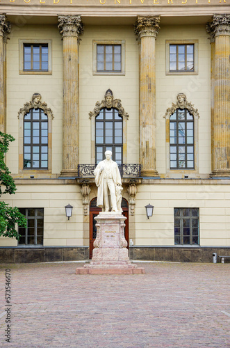 Innenhof Humboldt-Universität mit Helmholtz-Denkmal, Unter den Linden, Berlin, Deutschland, Europa.