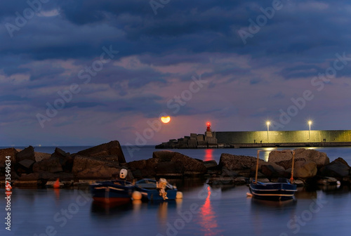 La luna piena crescente sul mare di Riposto