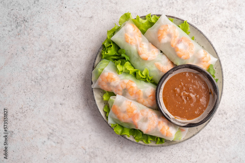 Фотография Vietnamse spring summer rolls with shrimp, lettuce, mint and vegetables