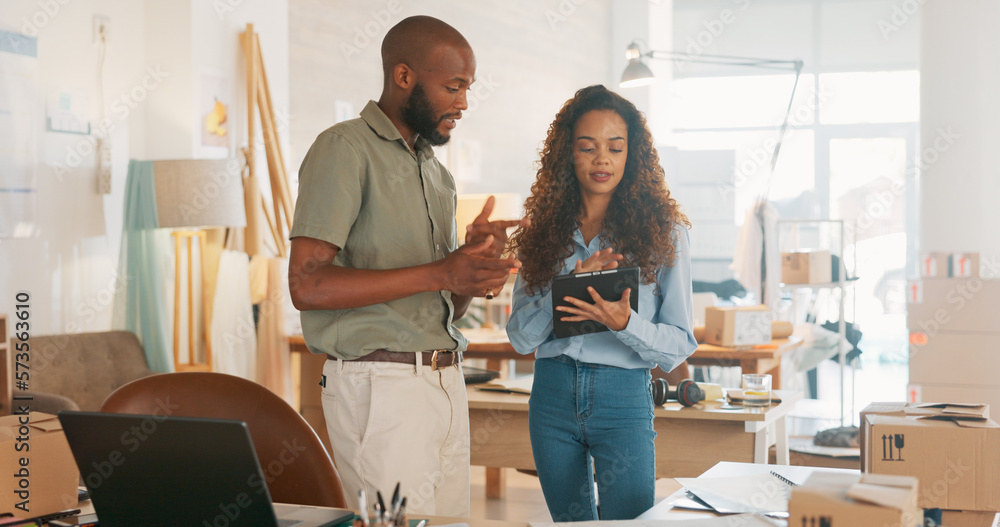 Obraz premium Teamwork, business people or working on tablet planning, collaboration or marketing SEO analytics in office. Tech, employees or manager consulting employee on research, web design or data analysis