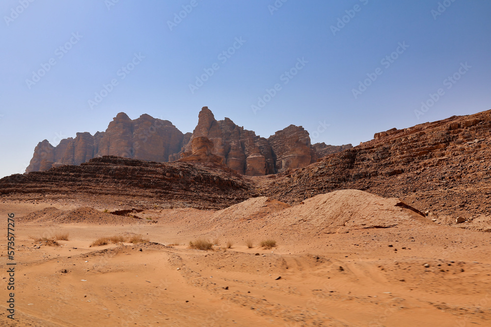 Naklejka premium landscape view of mountains ridges in wadi rum desert