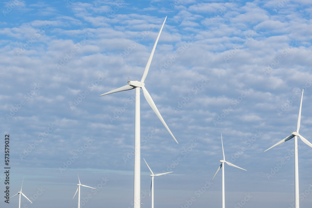 plusieurs éoliennes avec un ciel bleu nuageux