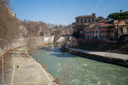 Wyspa na rzece Tyber w Rzymie z kościołem San Bartolomeo all'Isola, Ospedale Fatebenefratelli - Isola Tiberina photo