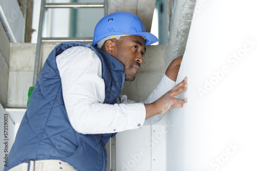 Canvas-taulu man in builder uniform installing suspended ceiling