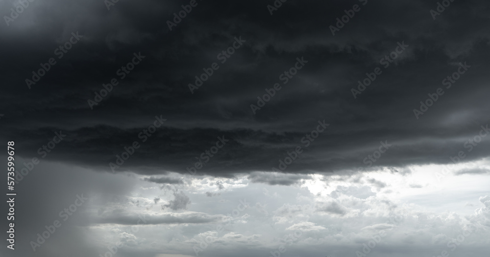 Obraz premium dark clouds make sky in black. Heavy rain thunderstorm . Pattern of clouds overcast predict tornado, Hurricane or thunderstorm and rainy.