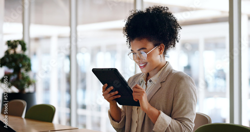 Cuadro en lienzo Tablet, black woman and business marketing, social media update or networking with smile