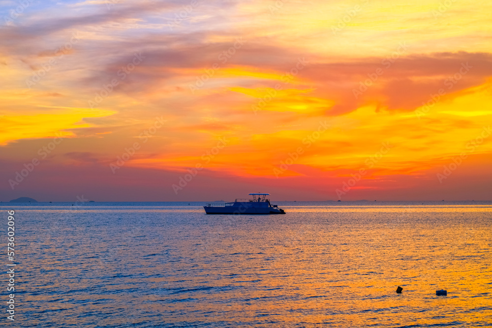 Fototapeta premium Boat in the sea with twilight sky, Pattaya Thailand. Select focus